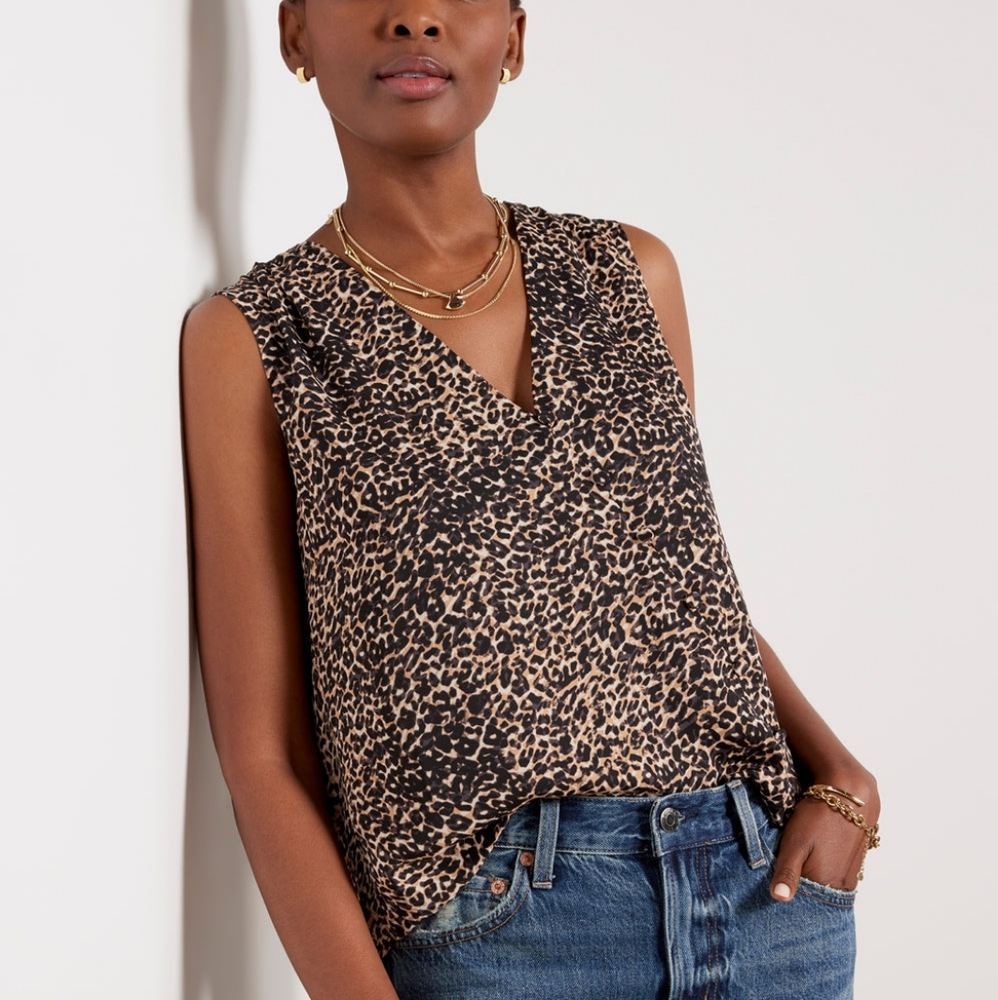 Evereve Leopard V-Neck Sleeveless Shell - Black & Tan